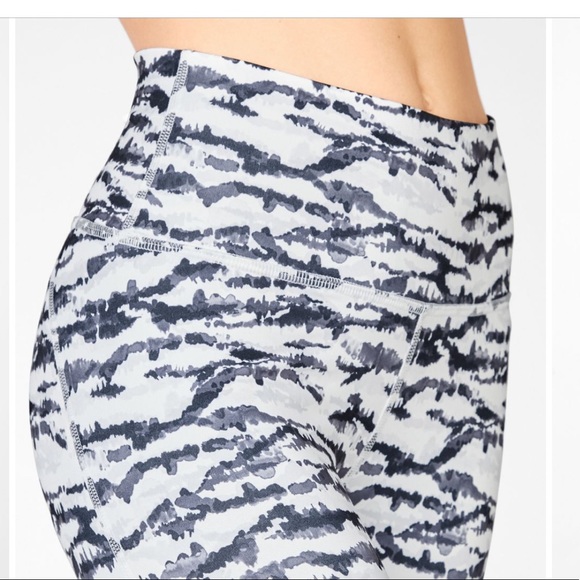 fabletics define high waisted 7/8 leggings - Picture 3 of 4